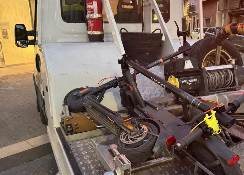 28 denuncias y cuatro vehículos inmovilizados en un control policial de patinetes y bicicletas en Dénia