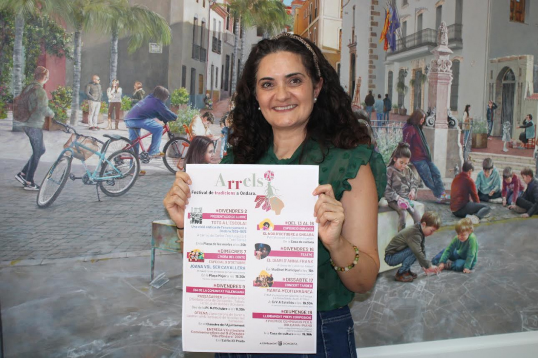 La concejala de Cultura de Ondara, Rosa Ana Mar&iacute;r presenta la programaci&oacute;n cultural de octubre.