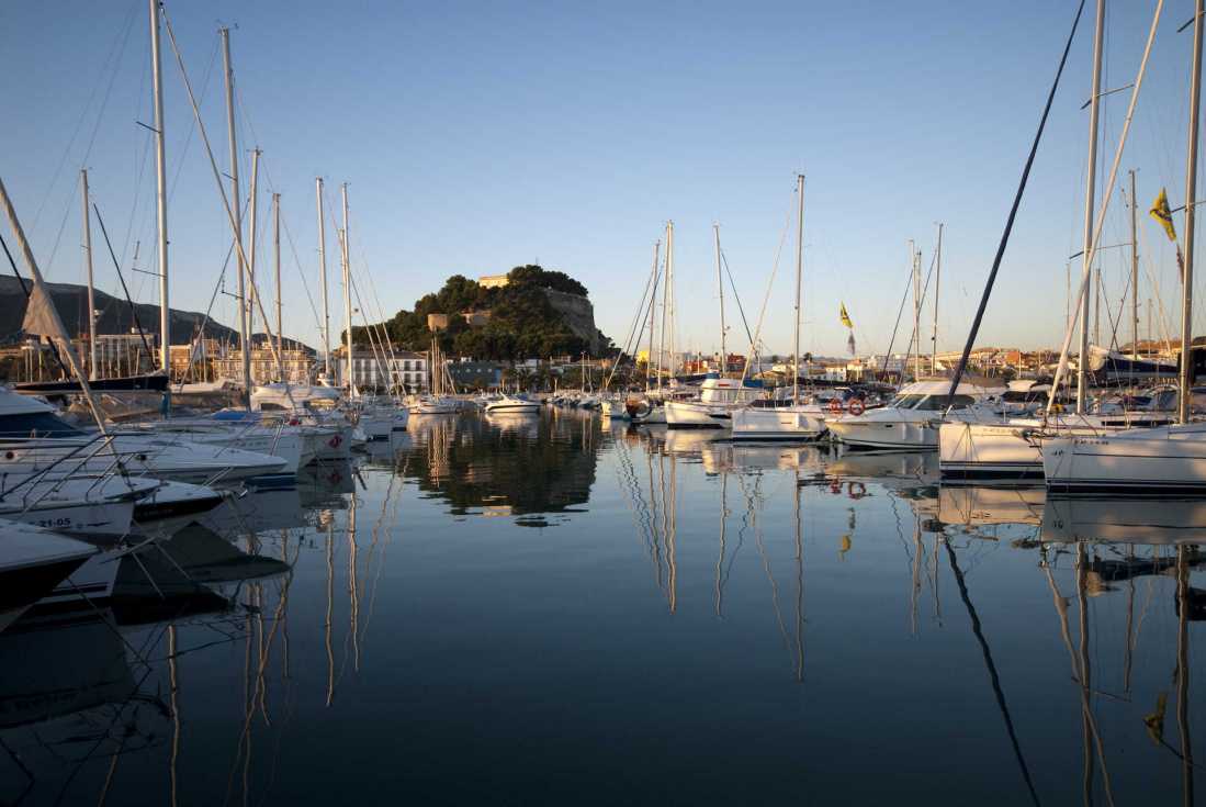 Podem Dénia critica que la retirada de la draga ‘Los Olivillos’ siga pendiente tras años de deterioro en el puerto