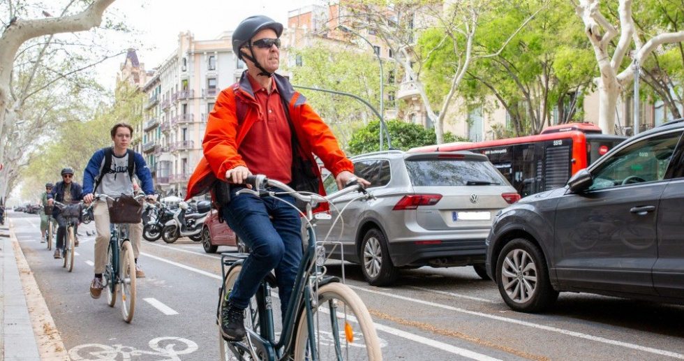 La DGT cambia las normas de tráfico desde el 1 de octubre: estas son las nuevas obligaciones para conductores, ciclistas y patinetes
