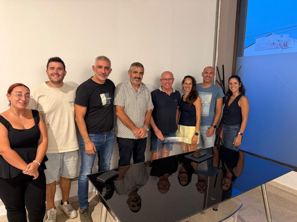 Paco Oliva, junto a miembros de la Agrupaci&oacute;n Socialista de El Verger tras la asamblea local