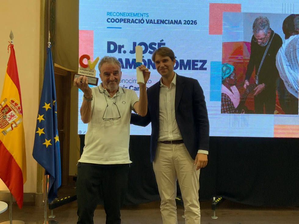 Jos&eacute; Ram&oacute;n G&oacute;mez Etxebarria, a la izquierda, tras recibir el reconocimiento Cooperaci&oacute;n Valenciana &laquo;Abrir caminos&raquo;.