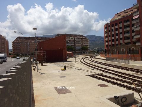 Entrada a la estación del Tram de Dénia, con el Montgó al fondo
