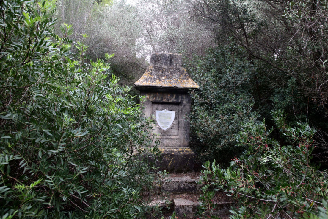 Monolito central, erigido por la familia Rankin en memoria de su pequeño Reginald, que murió en 1865. Con una placa en la que se puede leer 'How Fine To Die In Dénia' .