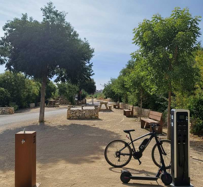 La Vía Verde de Dénia se moderniza con nuevo firme, farolas solares y casi 800 árboles