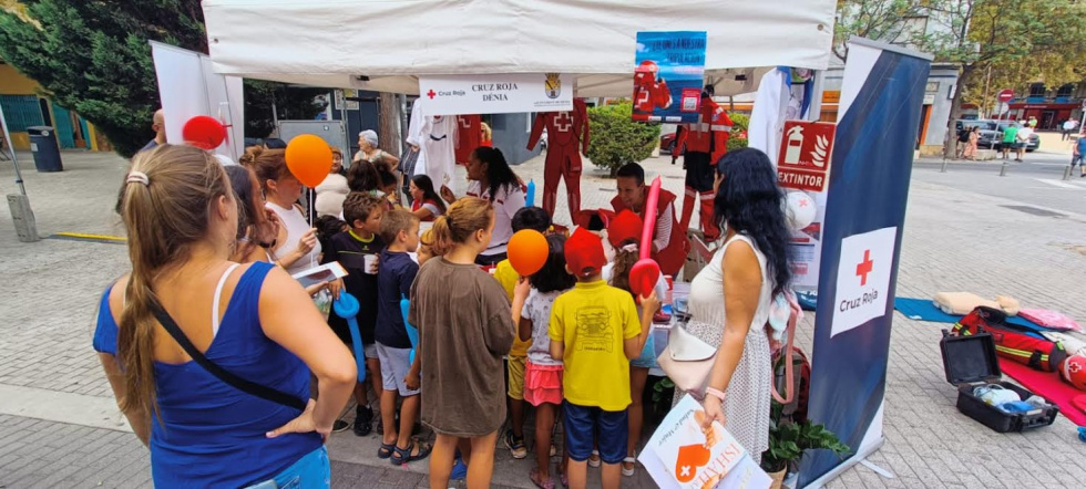 Imagen de archivo: participación de Cruz Roja en la Feria de Asociaciones de Dénia en 2023