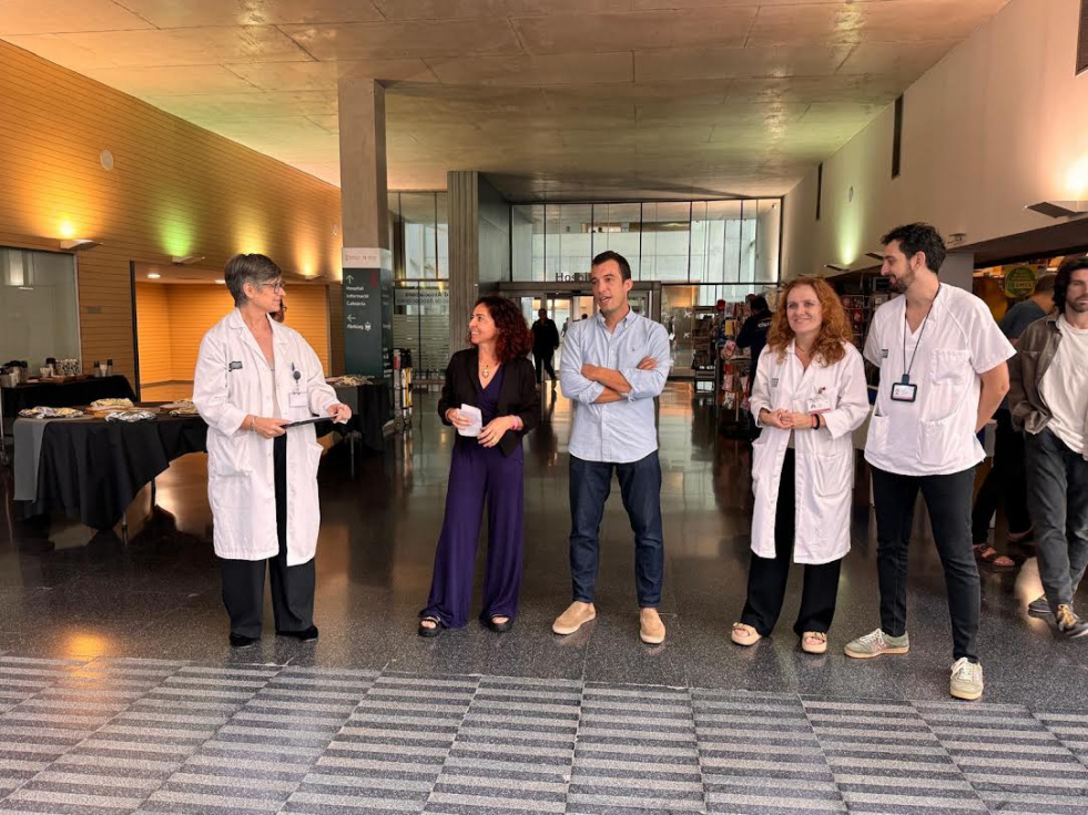 Representantes y profesionales sanitarios durante la jornada de salud mental en el Hospital de D&eacute;nia.