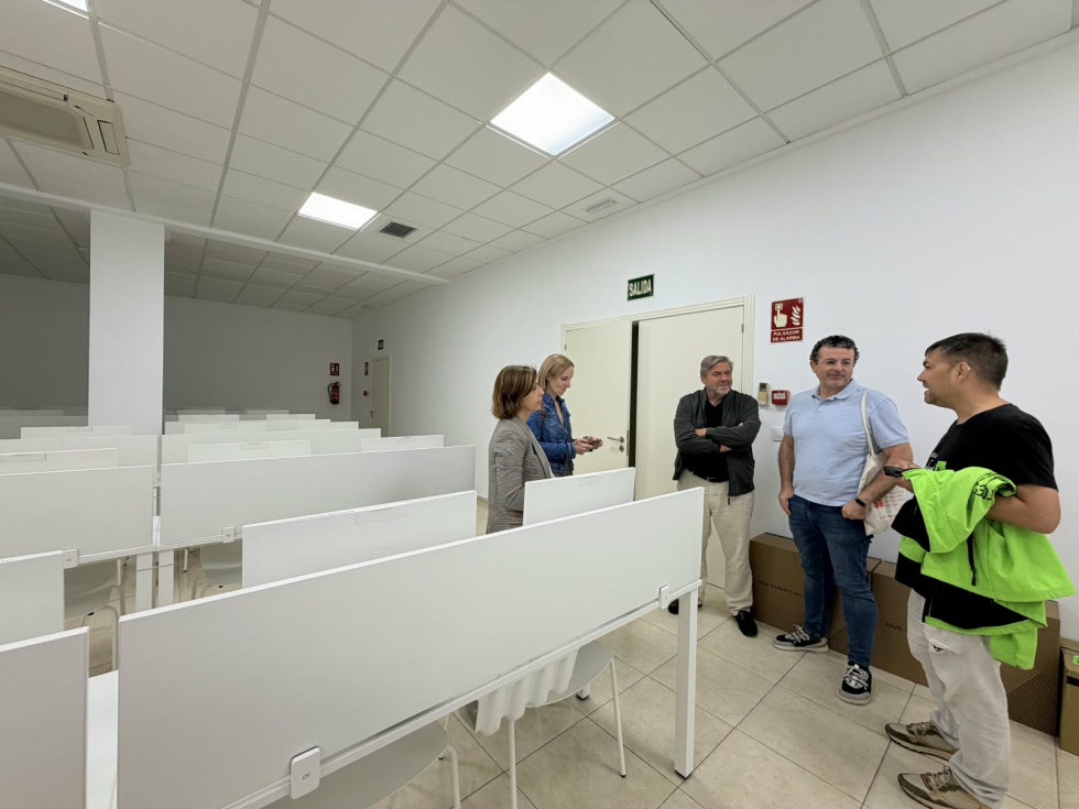 Representantes municipales y personal vinculado a la DGT durante la revisi&oacute;n de las nuevas instalaciones.