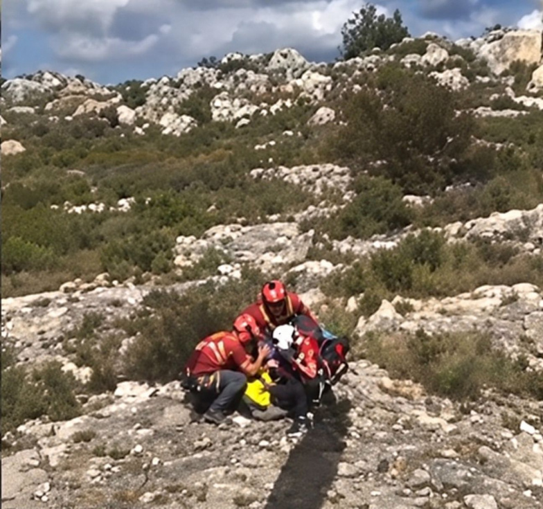 Rescatan en helicóptero en la Vall de la Gallinera a una senderista con una fractura de tibia