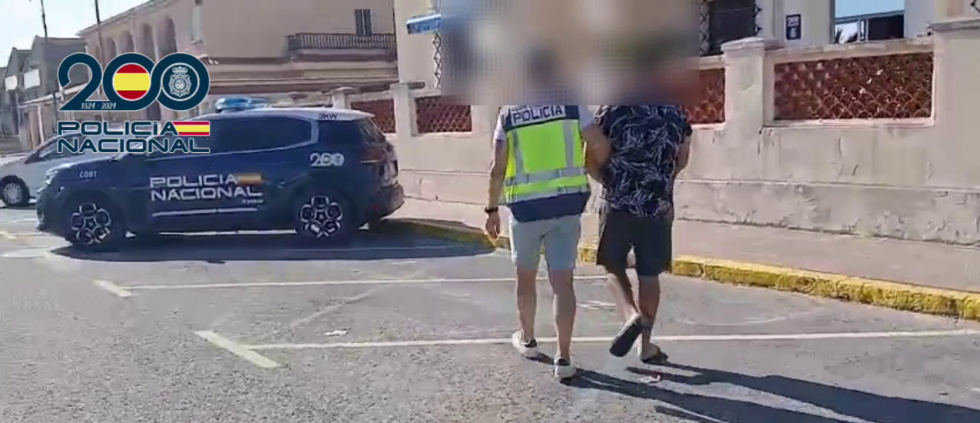 Agentes de la Polic&iacute;a Nacional durante la detenci&oacute;n del investigado en D&eacute;nia.