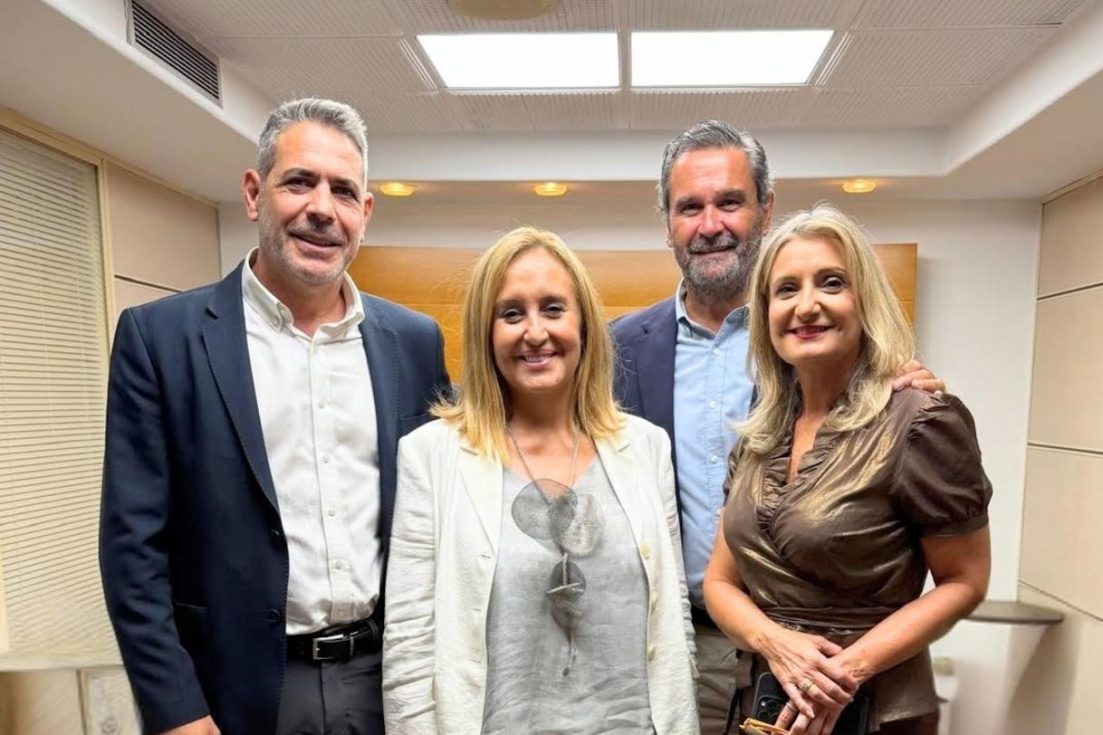 Representantes de Ribera y HCB tras culminar la incorporaci&oacute;n del grupo sanitario.