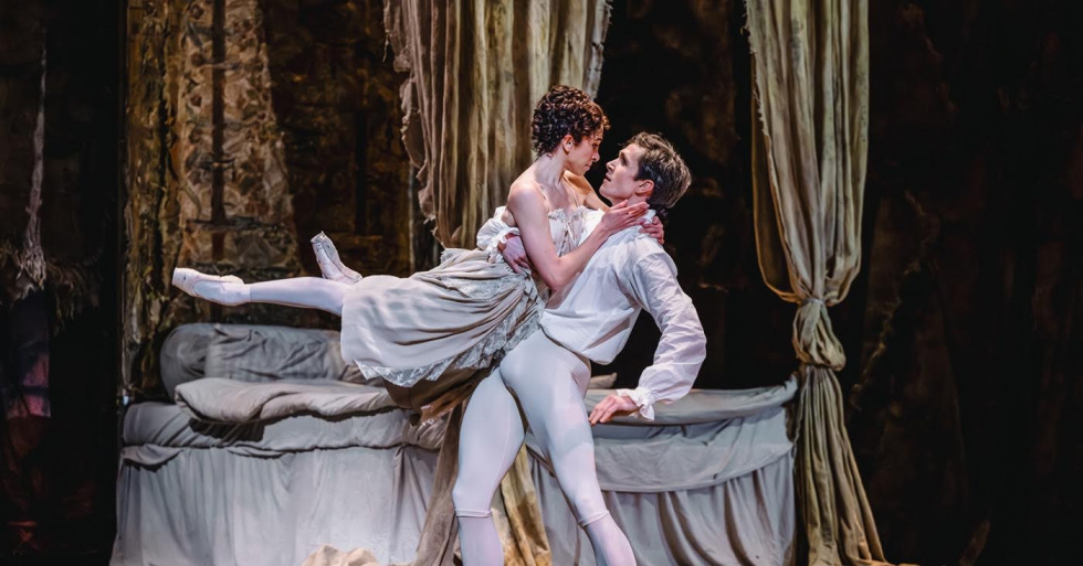 Yasmine Naghdi y William Bracewell en una escena de &lsquo;Manon&rsquo;, del Royal Ballet.