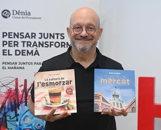 Paco Alonso, con dos de sus publicaciones sobre cultura gastron&oacute;mica.