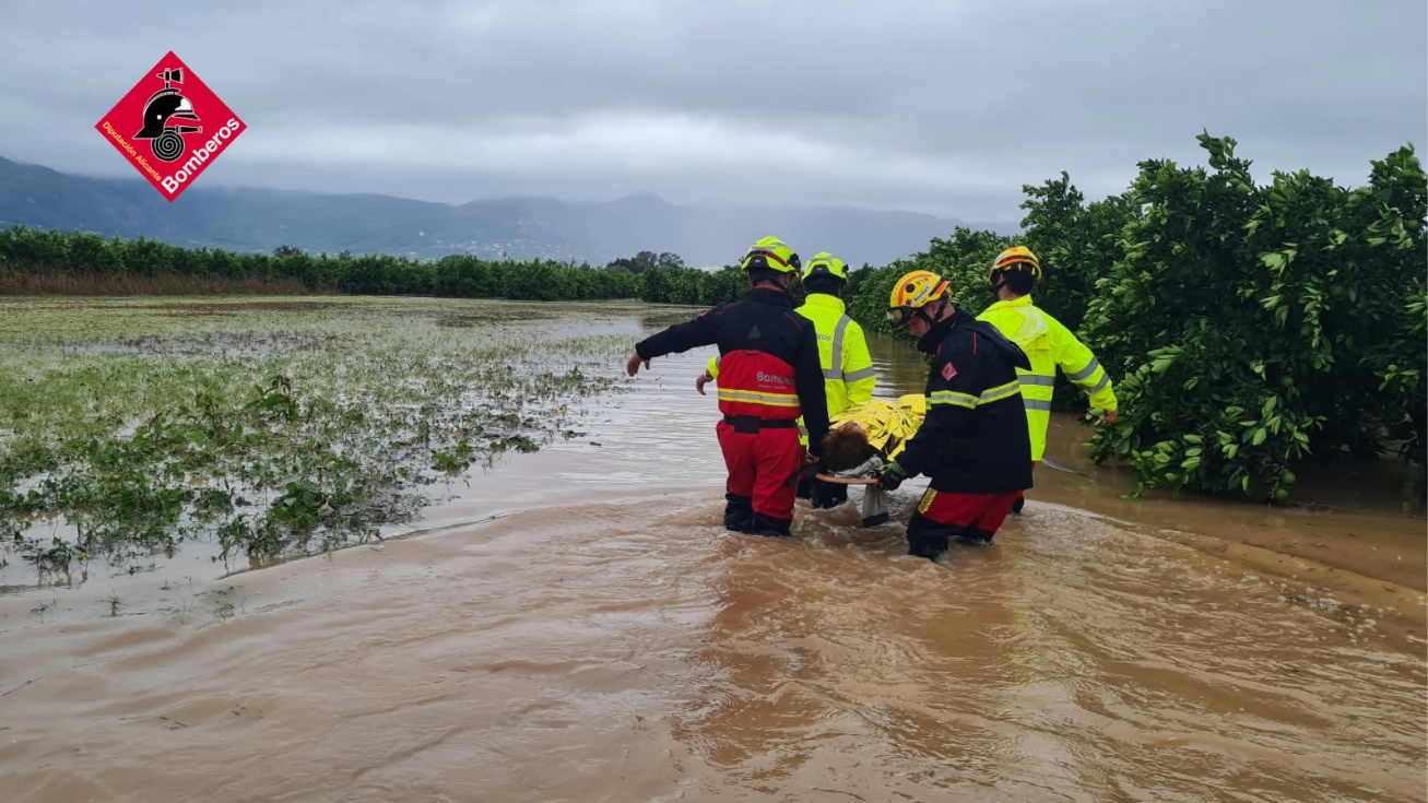 Intervenci&oacute;n de Bomberos en una zona inundada de Pego durante la jornada de ayer.