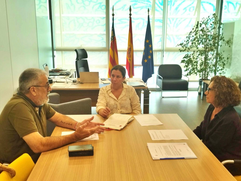 Enrique Moll y Merxe Bolta, durante la reuni&oacute;n con la secretaria auton&oacute;mica de Servicios Sociales, Rosa Ferrando.