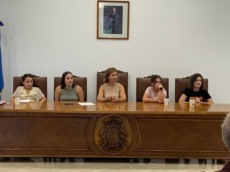 Integrantes del Consell d&rsquo;Inf&agrave;ncia i Adolesc&egrave;ncia de D&eacute;nia durante la sesi&oacute;n celebrada en el Ayuntamiento.