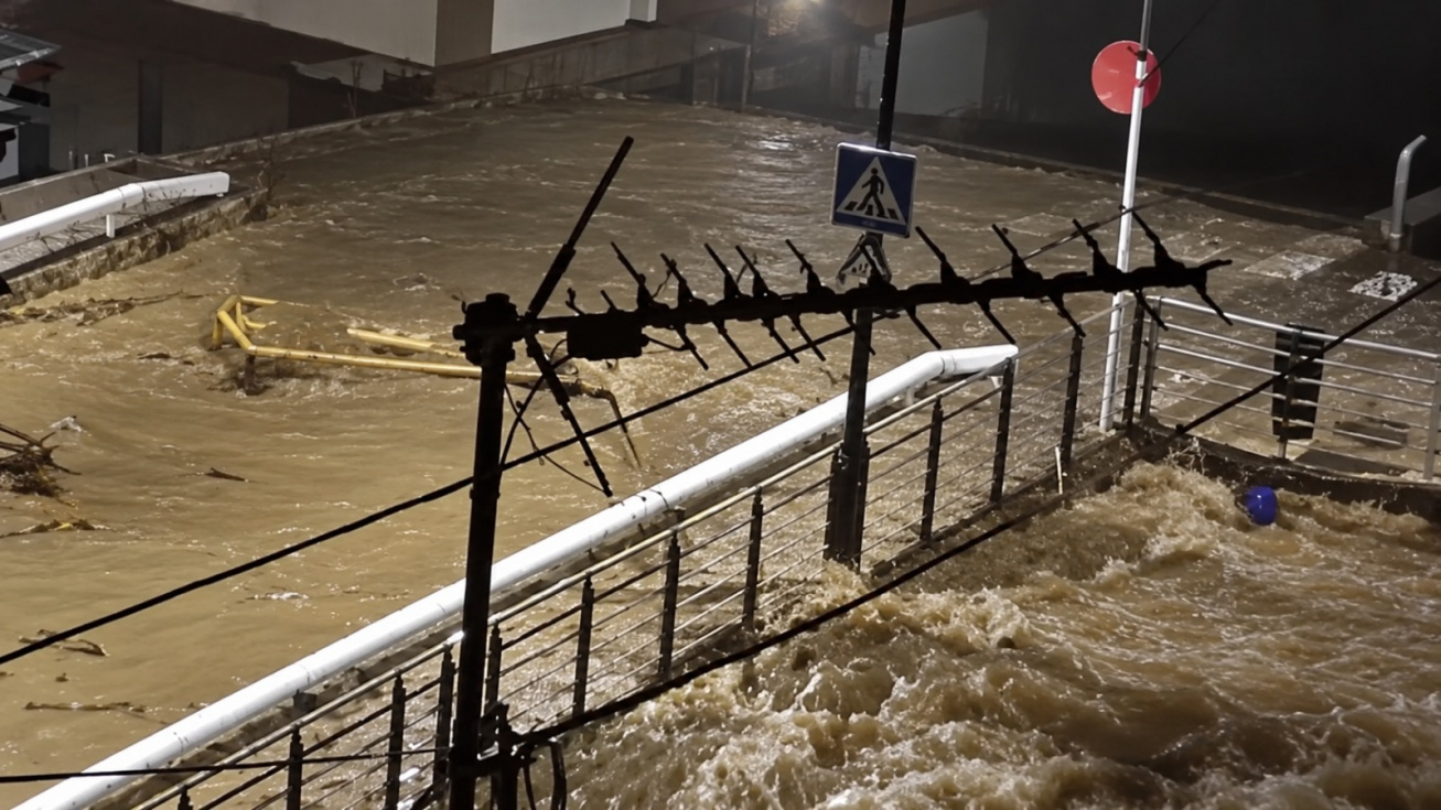 El r&iacute;o Girona, a su paso por El Verger, durante el episodio de fuertes lluvias.
