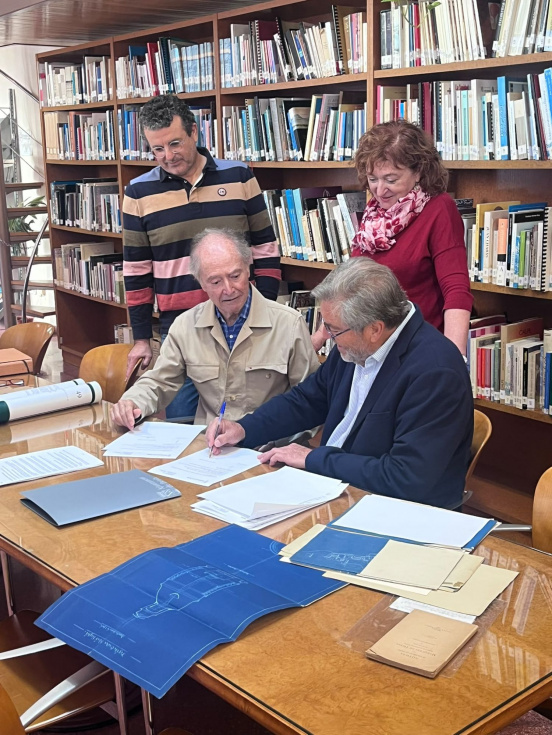 Juan Ferrer Marsal, durante la formalizaci&oacute;n de la donaci&oacute;n al Arxiu Municipal de D&eacute;nia.