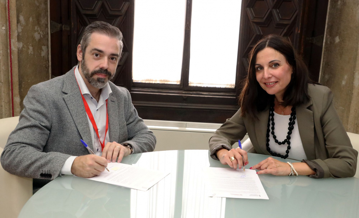 Santiago Calaforra y Bel&eacute;n R&iacute;os durante la firma del convenio entre MITJANS y la Generalitat Valenciana.