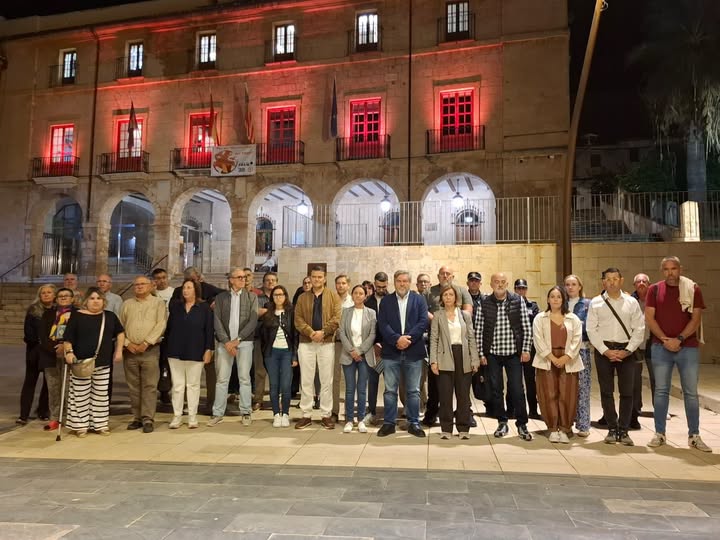 Minuto de silencio celebrado en la plaza de la Constituci&oacute; de D&eacute;nia.