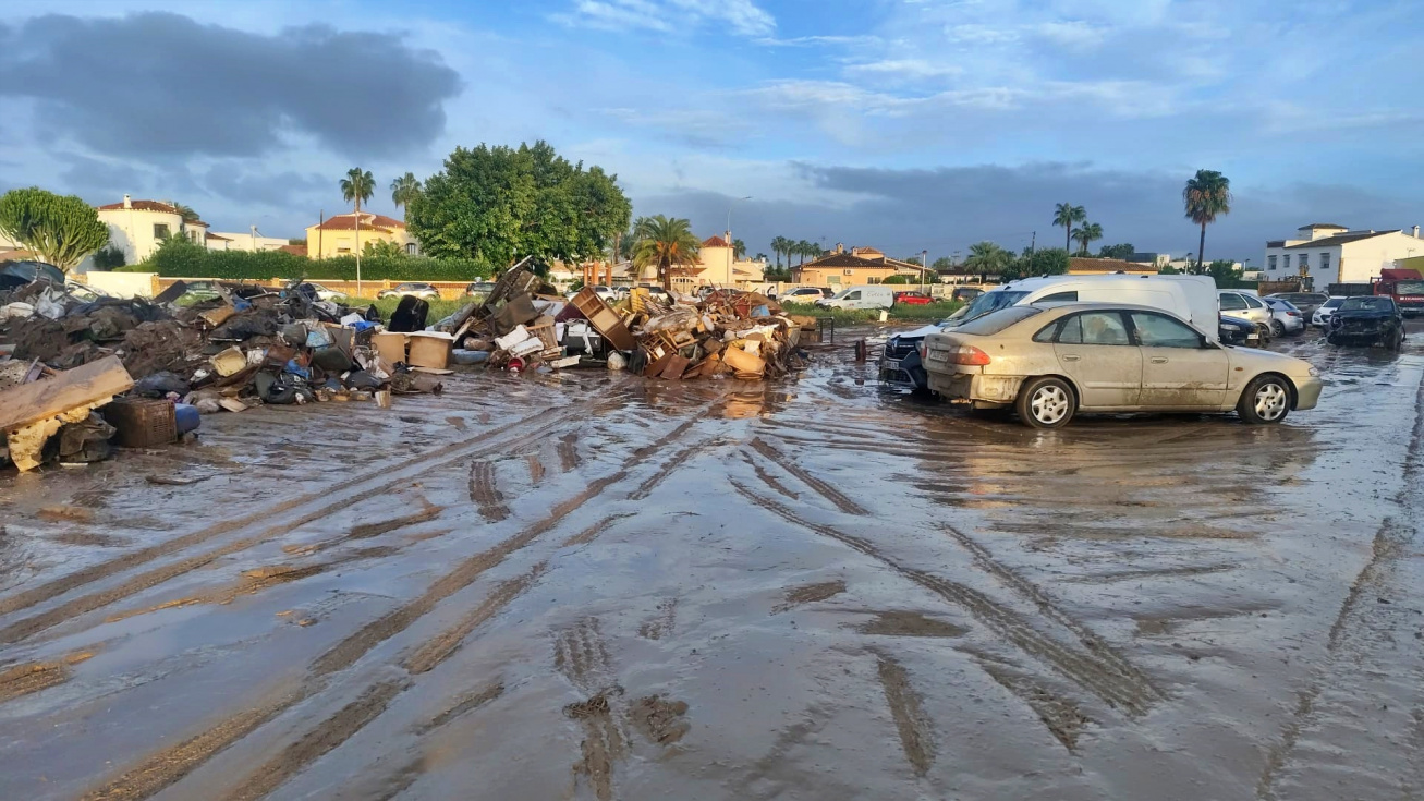 Montones de enseres retirados tras las inundaciones.