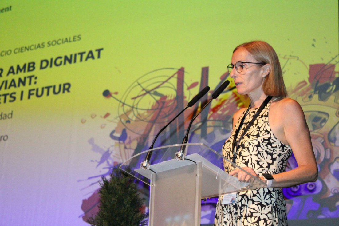Marta Gasc&oacute; interviene durante la jornada sobre envejecimiento y longevidad celebrada en el Centro Social de D&eacute;nia