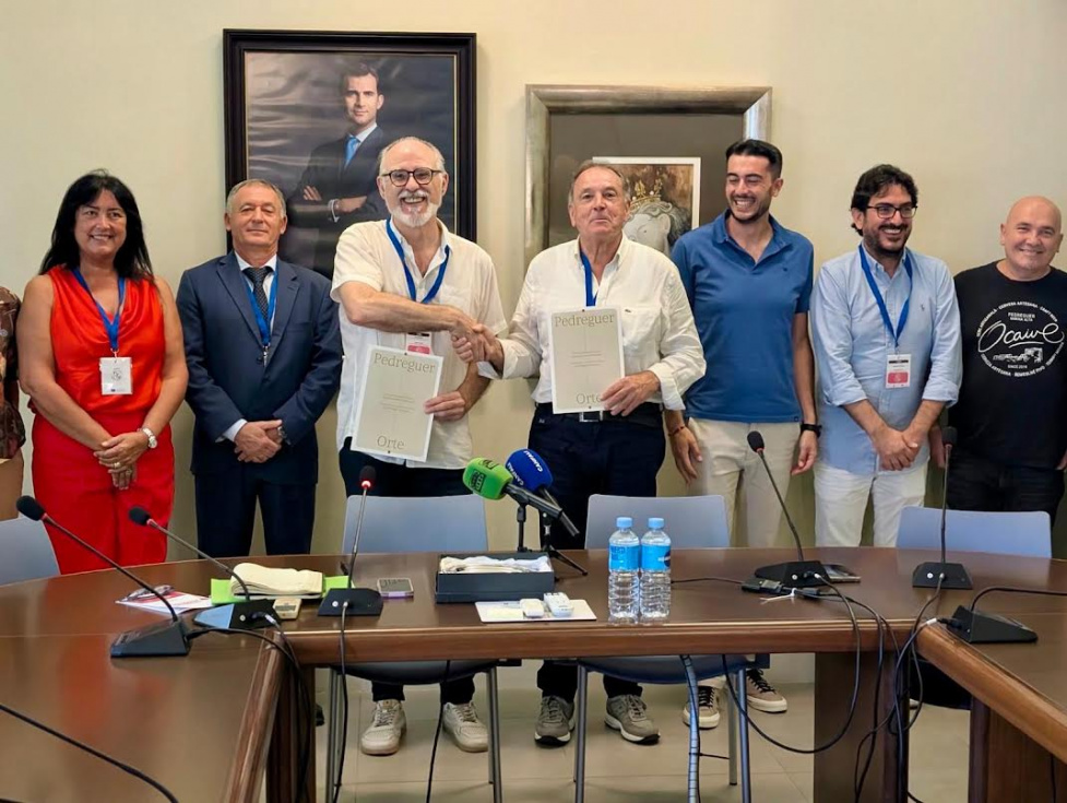 Los alcaldes de Pedreguer y Orte tras la firma del acuerdo de hermanamiento