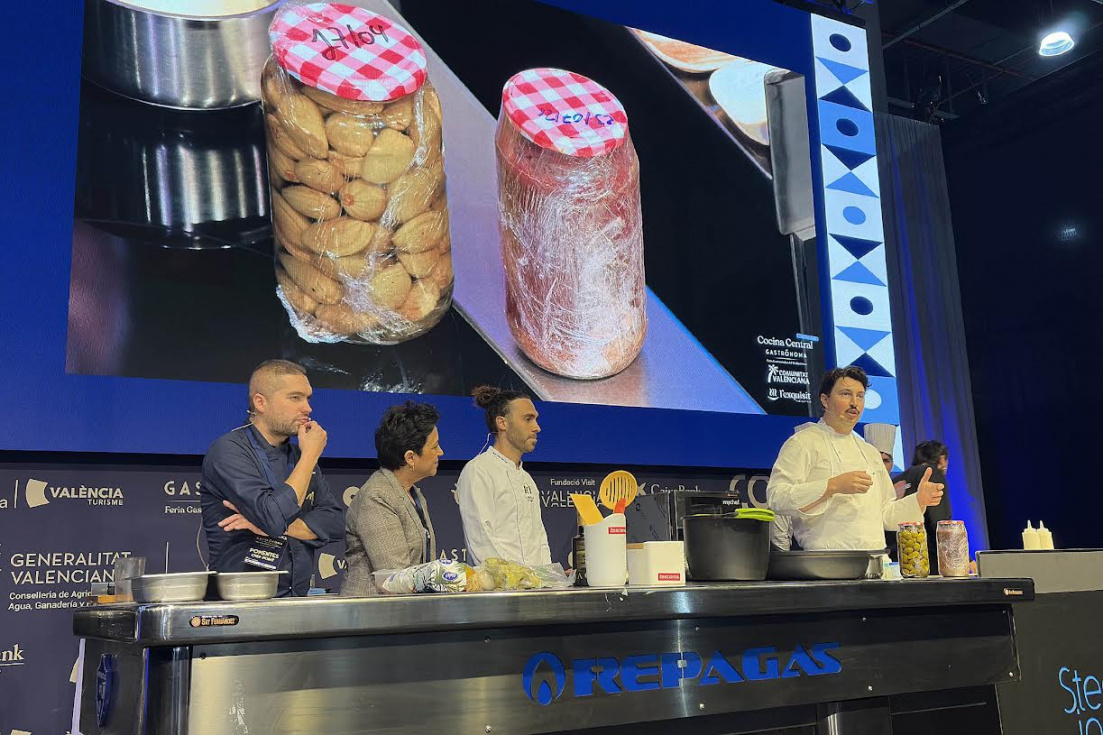 Demostraci&oacute;n culinaria durante la feria Gastr&oacute;noma 2026, celebrada en Feria Valencia.