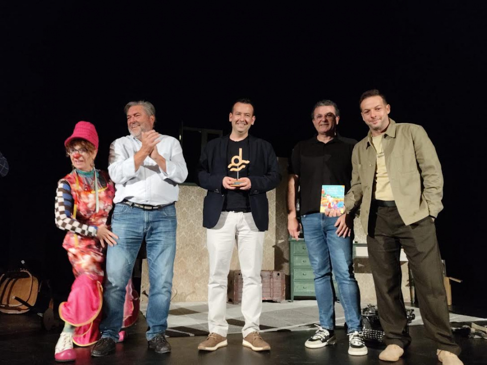 Pablo Gil Trilles, ganador del IX Premi de Narrativa Infantil-Juvenil Ciutat de D&eacute;nia, durante la entrega del galard&oacute;n.