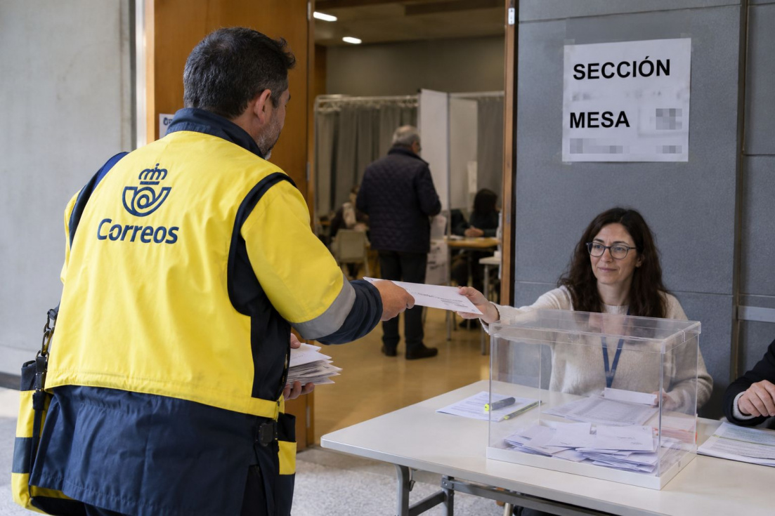 Recreaci&oacute;n de la entrega de votos por correo en un colegio electoral.