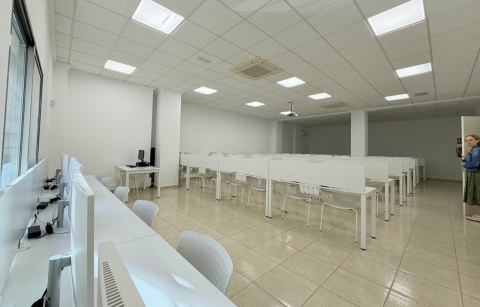 Vista general de la nueva aula informatizada de D&eacute;nia, preparada con 60 puestos para realizar los ex&aacute;menes te&oacute;ricos de conducir.