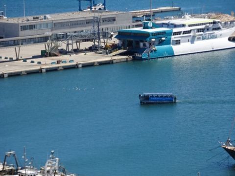 La panseta cruza el interior del puerto de Dénia