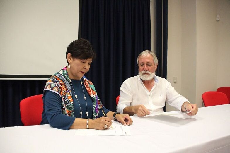 Ana Vasbinder y Gabriel Martínez firman el acuerdo
