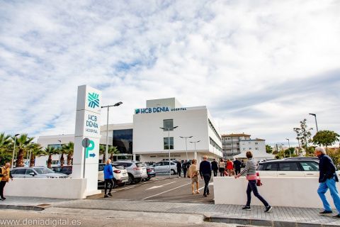 Entrada al Hosptal Clínica Benidorm de Dénia, que está en el camí de Gandía 42 de Dénia.