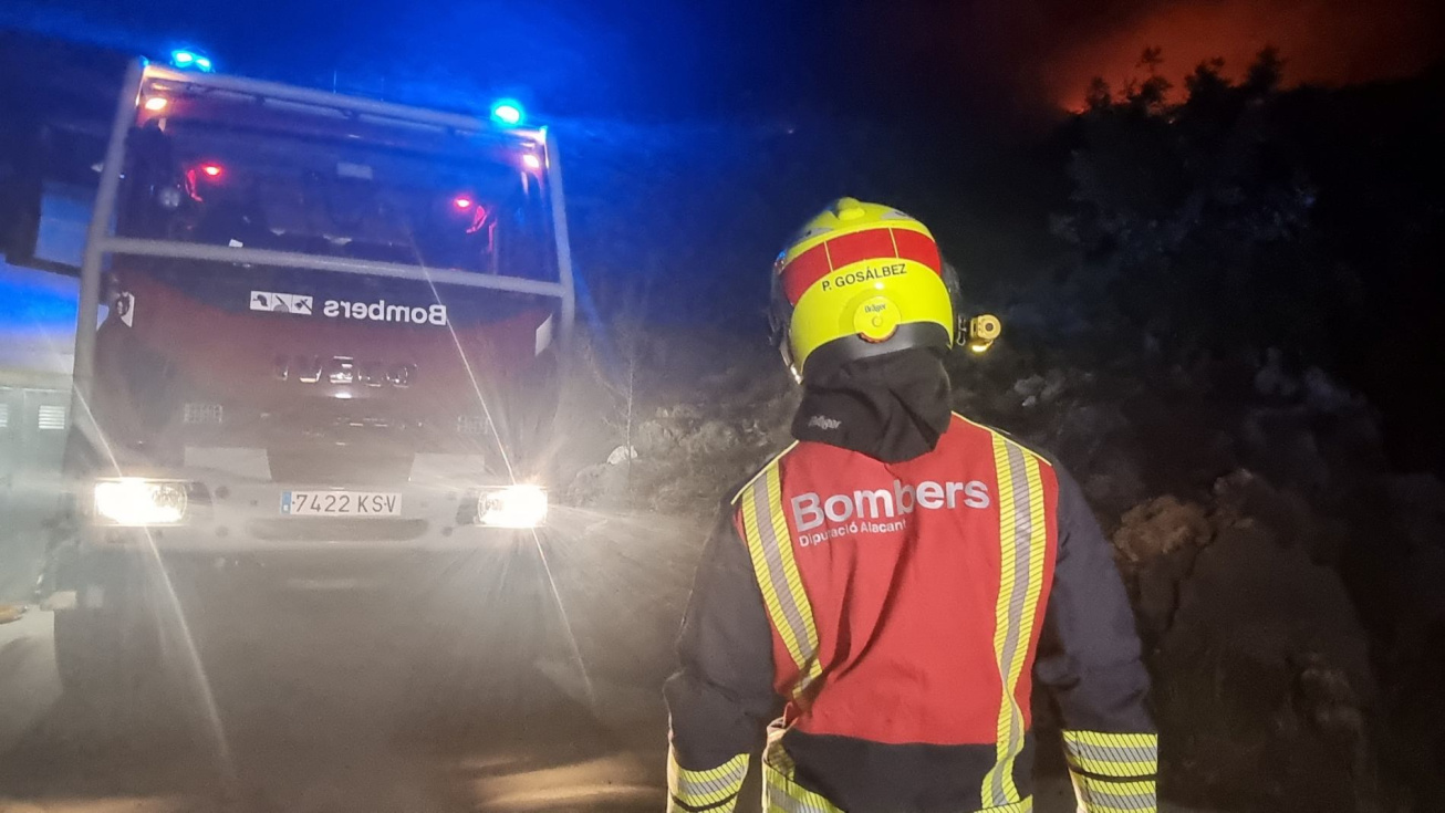 Los Bomberos han trabajdo inténsamente toda la noche