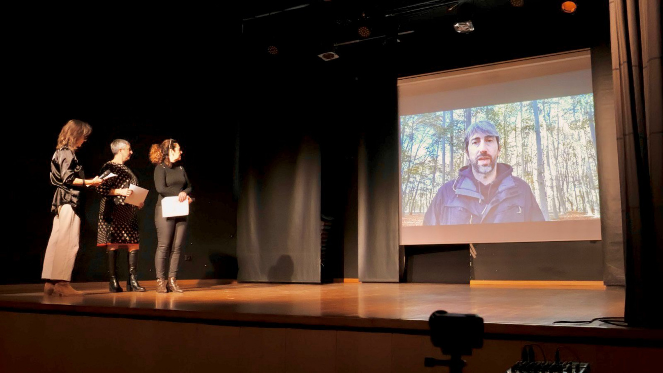 Abel Moreno agradeciendo al festival su Premio Ràfol d'Almúnia a la Mejor Dirección de Cinedanza