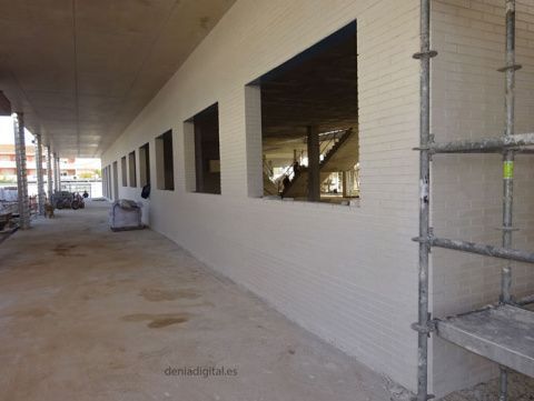 Vista interior del edificio, al fondo los barracones que forman el centro en la actualidad