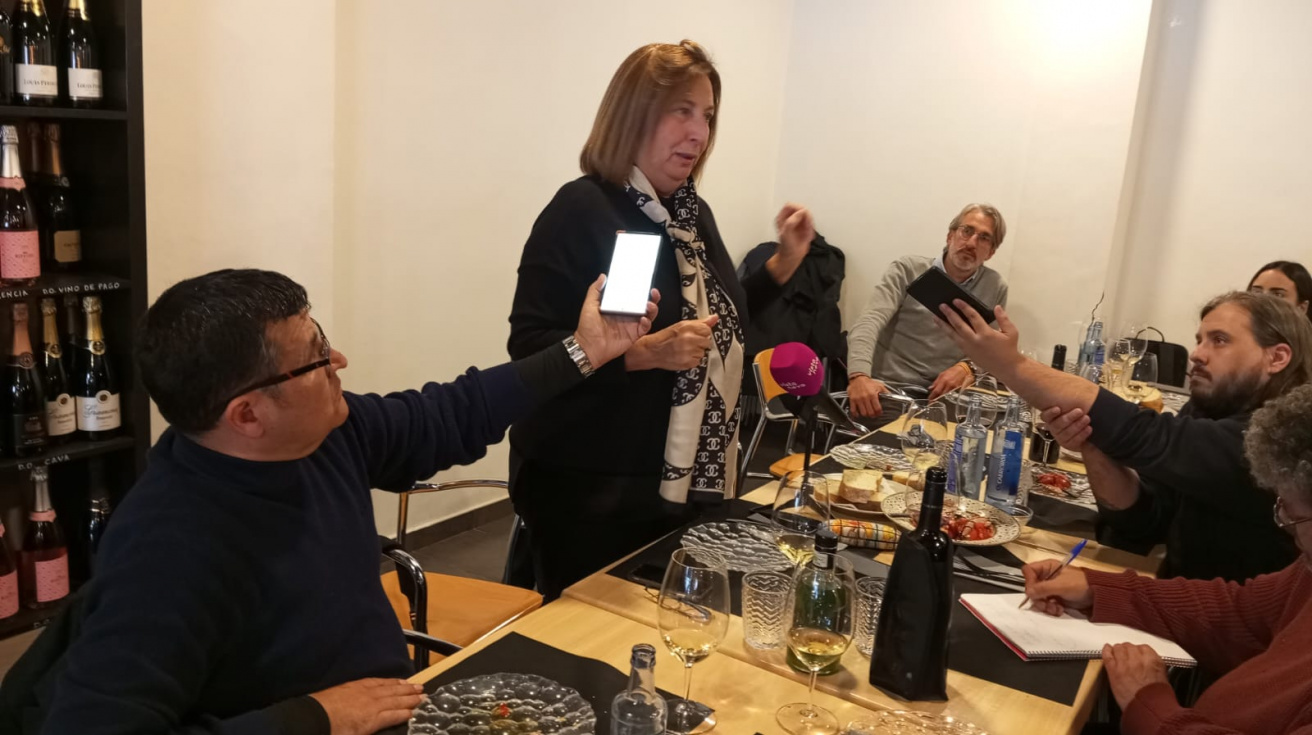 Pepa Font se dirige a los medios de comunicación durante la comida navideña informativa en Dénia