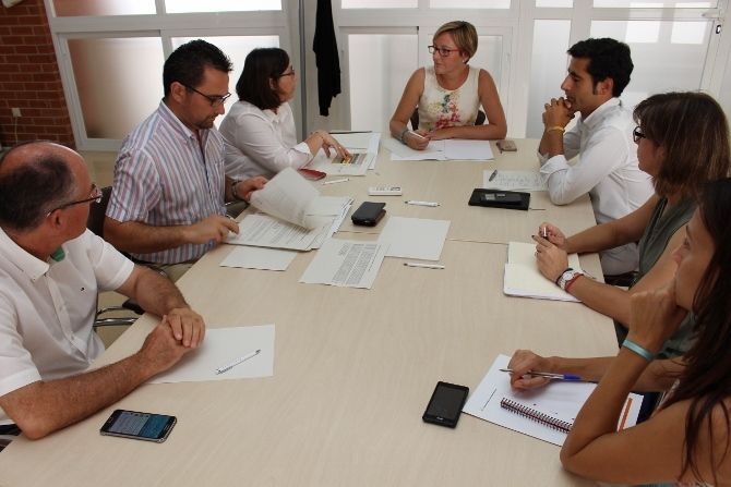 La consellera de Vivienda, Obras Públicas y Vertebración del Territorio, María José Salvador en la reunión mantenida con el director gerente de FGV, Ángel García de la Bandera.