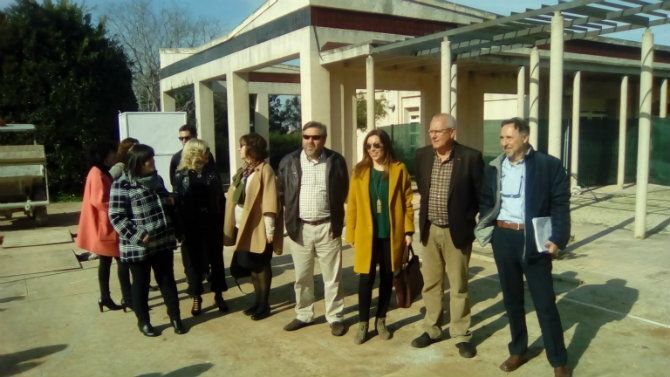 El director general, el alcalde, Vicent Grimalt, el vicealcalde, Rafa Carrió, y la presidenta de Aprosdeco, Ana María Vadillo durante la visita a la obra