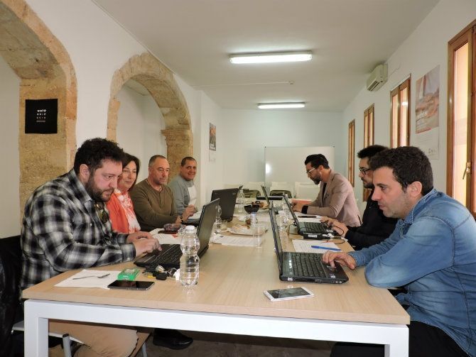 Pepa Font junto al director del concurso, Rafa Soler y Quique Dacosta, en la valoración de las propuestas recibidas