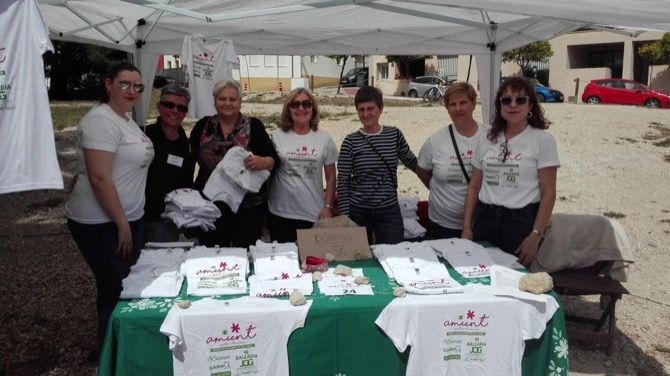 La asociación Amunt Contra el Cáncer estuvo ayer en el Mercat del Riurau de Jeús Pobre