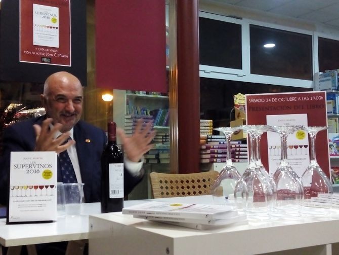 El enólogo valenciano Joan C. Martín presenta en Dénia la guía "Los supervinos"