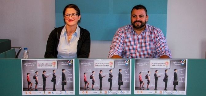 La Directora General de El Recetario Financiero® y Responsable de la Escuela de Jóvenes Emprendedores de Benissa y el concejal de Juventud en la localidad, Jorge Ivars.