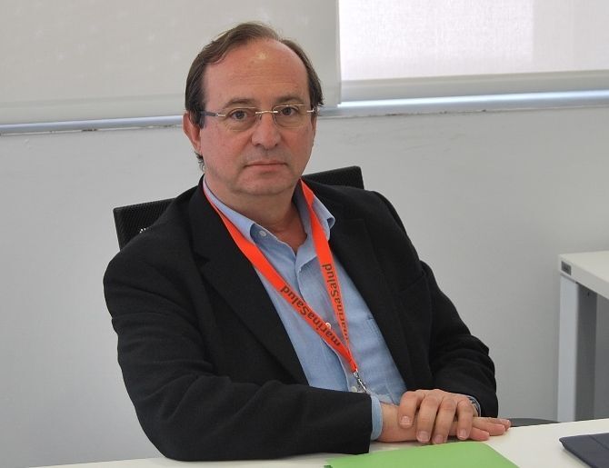 Juan Cardona  se licenció en Medicina y Cirugía por la Universidad de Valencia en 1979
